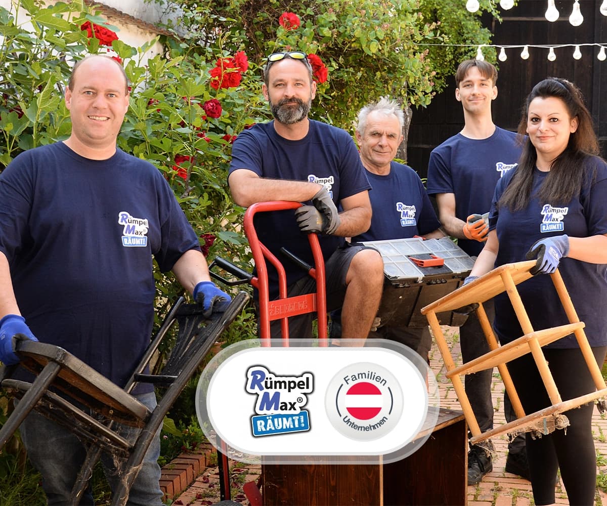 Das Rümpel Max Team vor dem Firmenfahrzeug